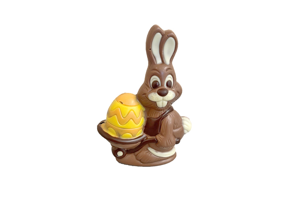 Osterhase mit Schubkarren und Ei klein